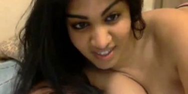 Indian Babe Plays With Herself On Webcam