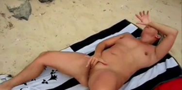 Femme nudiste se masturbe la chatte sur la plage