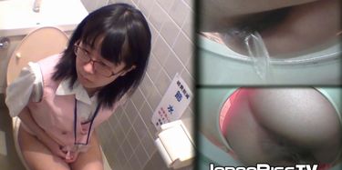 Hot Japanese girl makes a quick piss on hidden camera